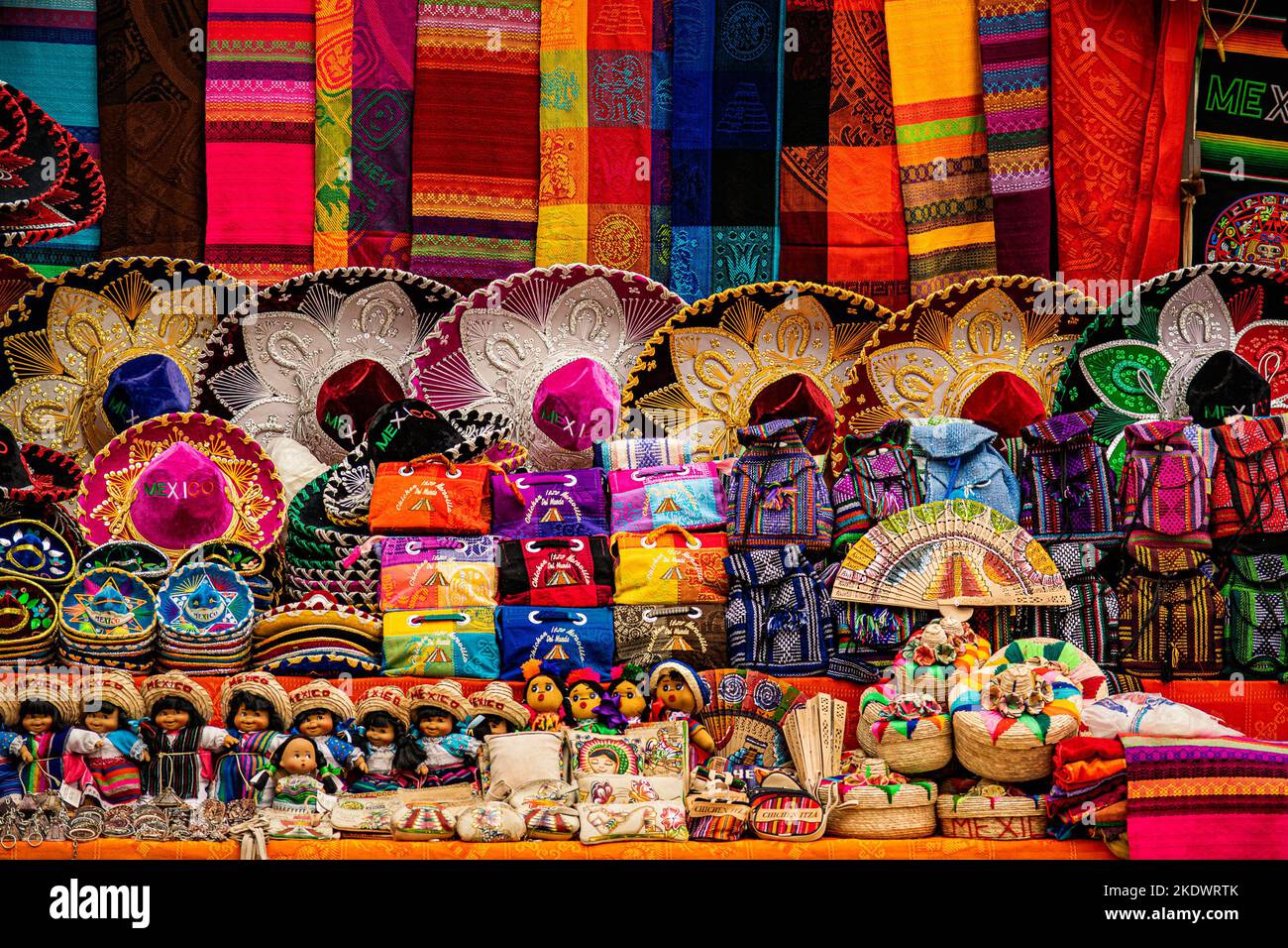 Farbenfrohe souvenirs aus Han-Souvenirs, die am lokalen Marktstand der archäologischen Stätte Chichen-Itza gestapelt wurden. Stockfoto