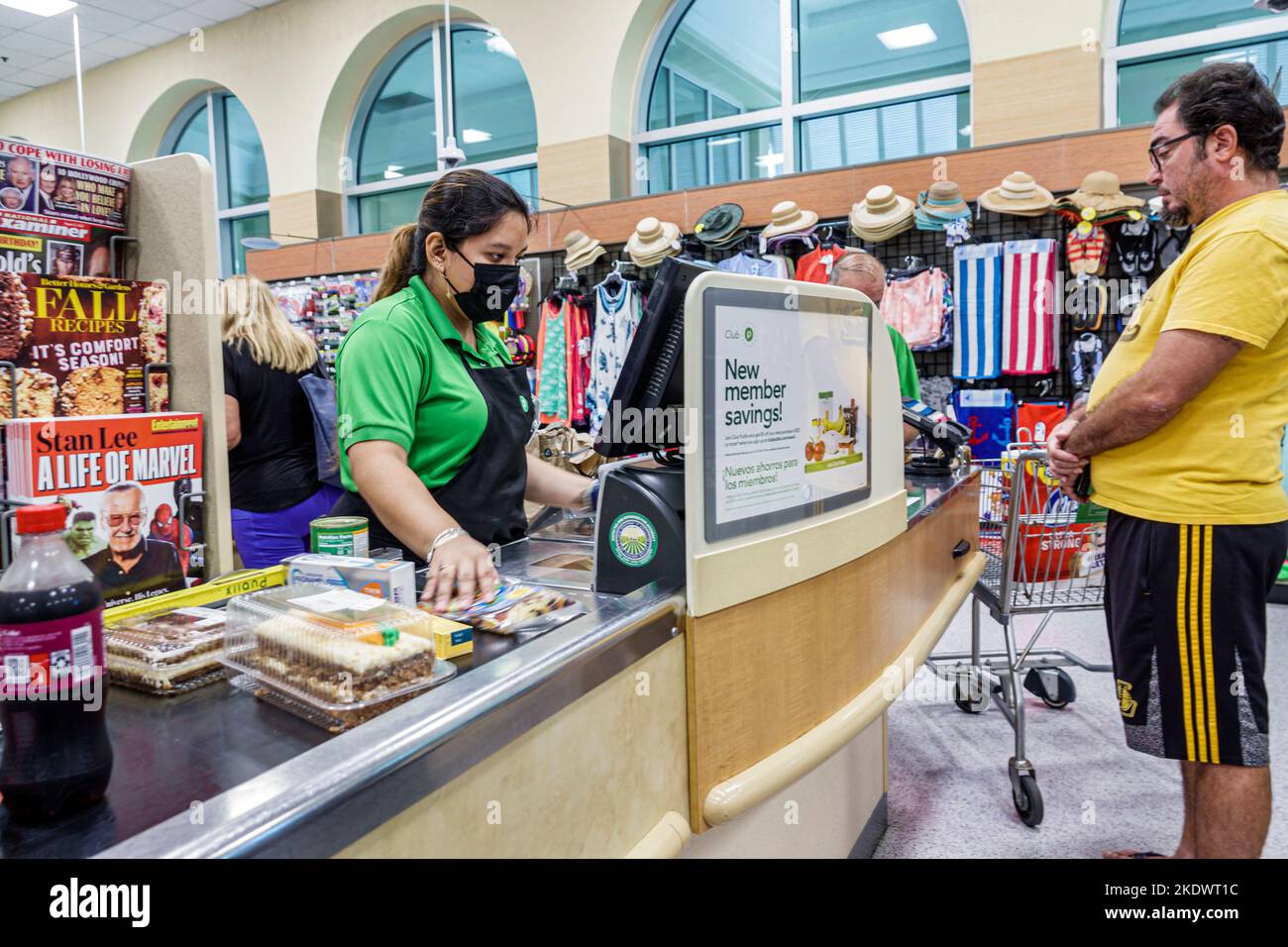 Surfside Florida Miami, Publix Lebensmittelgeschäft Lebensmittelgeschäft Geschäfte Supermarkt Lebensmittelmarkt Markt, innen Kasse Linie Schlange Kassierer hispanisch Stockfoto