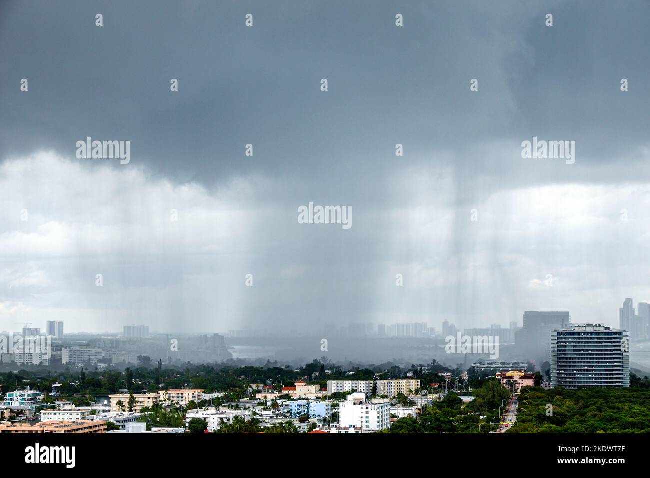 Miami Beach Florida, North Shore Historic District, Wetter starker Regensturm Regen Sturm stürmische Wolken Regenguss dunkelgrau Wolken, Klimawandel globa Stockfoto