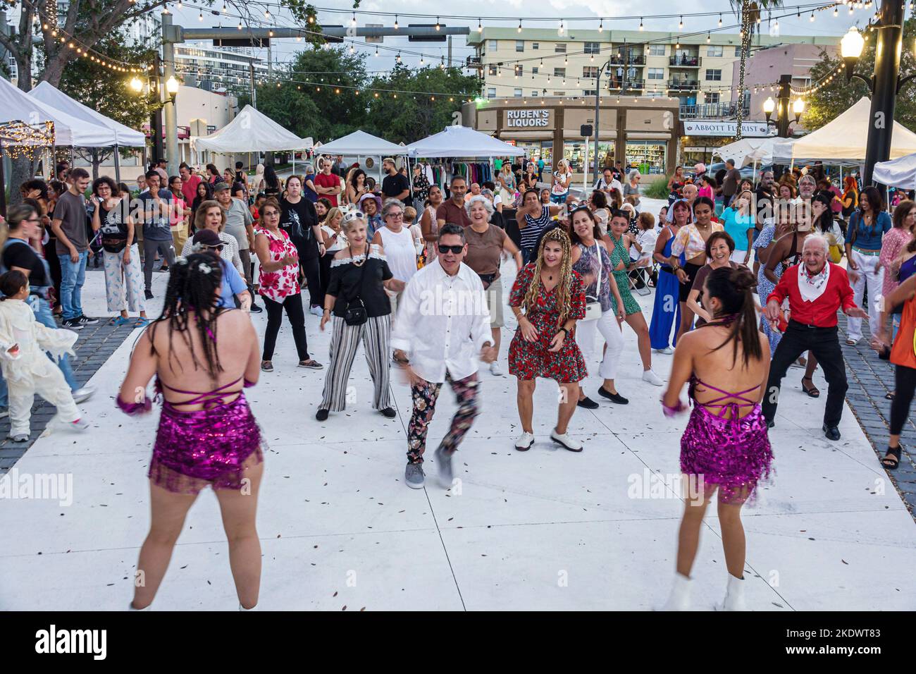Miami Beach Florida, Normandy Isle Day of the Dead Salsa Party, Zumba line Gruppe tanzen Tänzer Spaß, Mann Männer männlich Frau Frauen Dame weiblichen erwachsenen Erwachsenen, s Stockfoto