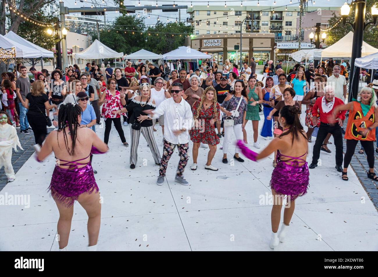 Miami Beach Florida, Normandy Isle Day of the Dead Salsa Party, Zumba line Gruppe tanzen Tänzer Spaß, Mann Männer männlich Frau Frauen Dame weiblichen erwachsenen Erwachsenen, s Stockfoto