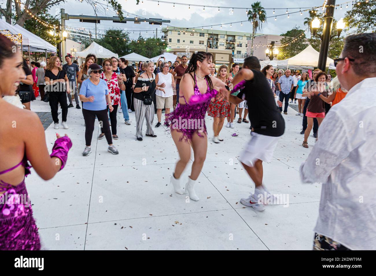 Miami Beach, Florida, Normandy Isle Day of the Dead Salsa Party, Zumba line Gruppe tanzen Tänzer Spaß, Mann Männer männlich Frau Frauen Dame weiblich paar Paare Stockfoto