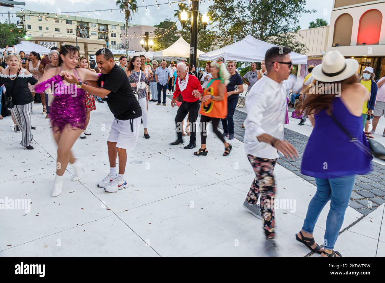 Miami Beach, Florida, Normandy Isle Day of the Dead Salsa Party, Zumba line Gruppe tanzen Tänzer Spaß, Mann Männer männlich Frau Frauen Dame weiblich paar Paare Stockfoto