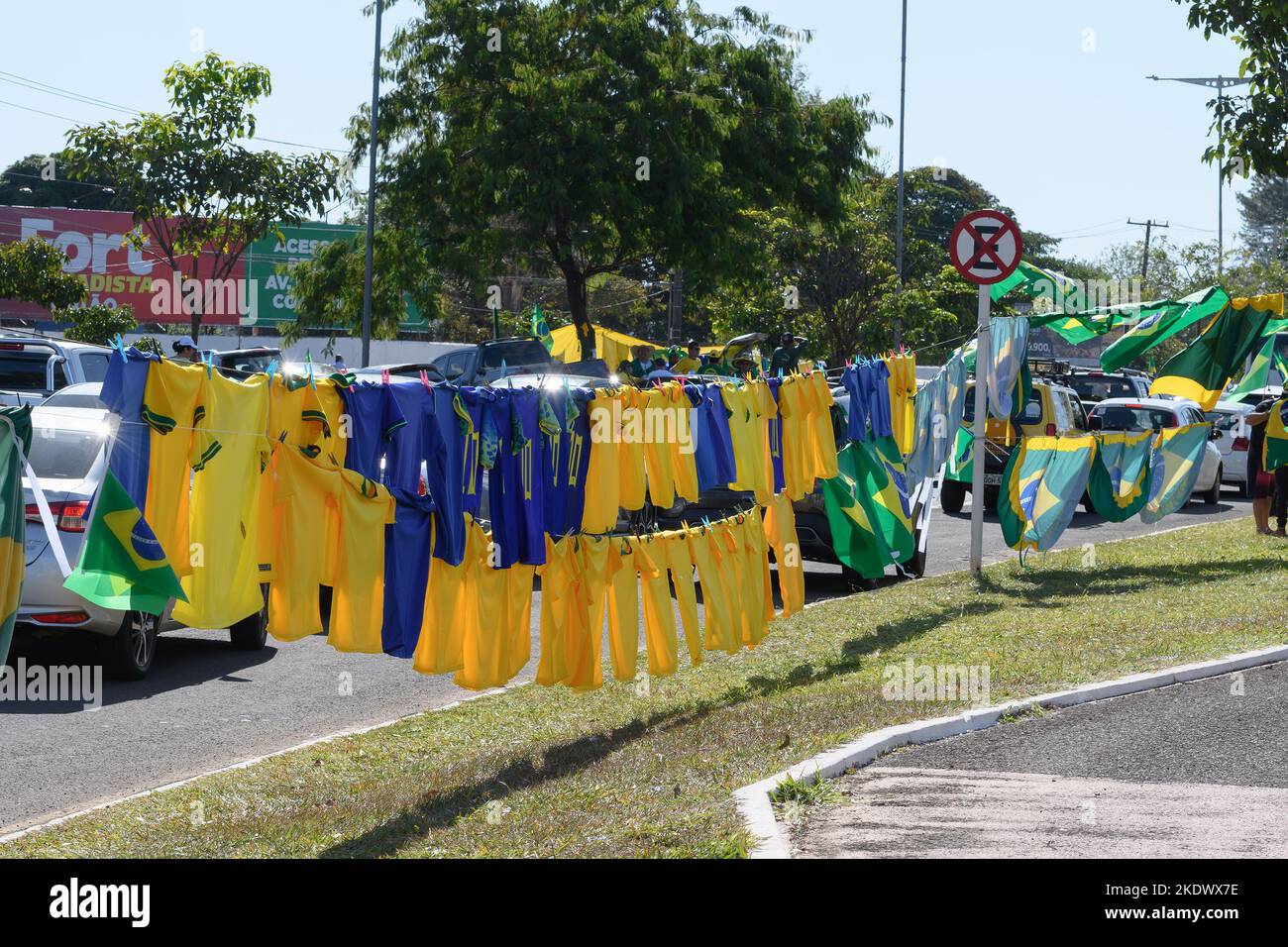 Campo Grande, MS, Brasilien - 06. November 2022: Inoffizielle brasilianische Fußballtrikots, die während der Proteste gegen die 2022. Wahl auf den Straßen verkauft wurden Stockfoto