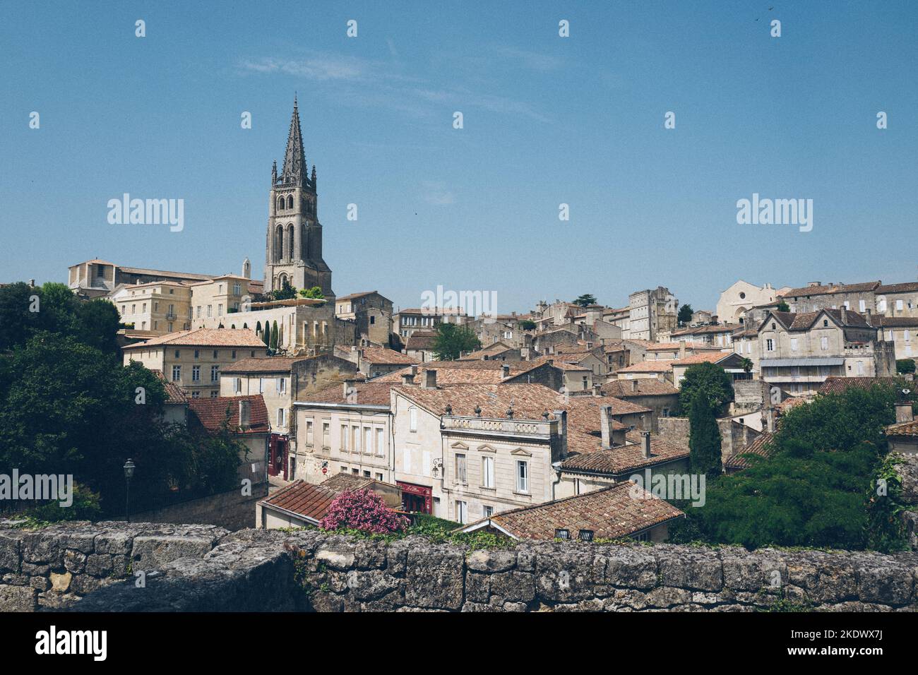 Saint Emilion, eine historische Stadt, die auf Kalkstein erbaut wurde und die Weine dieses Dorfes beeinflusst. Stockfoto