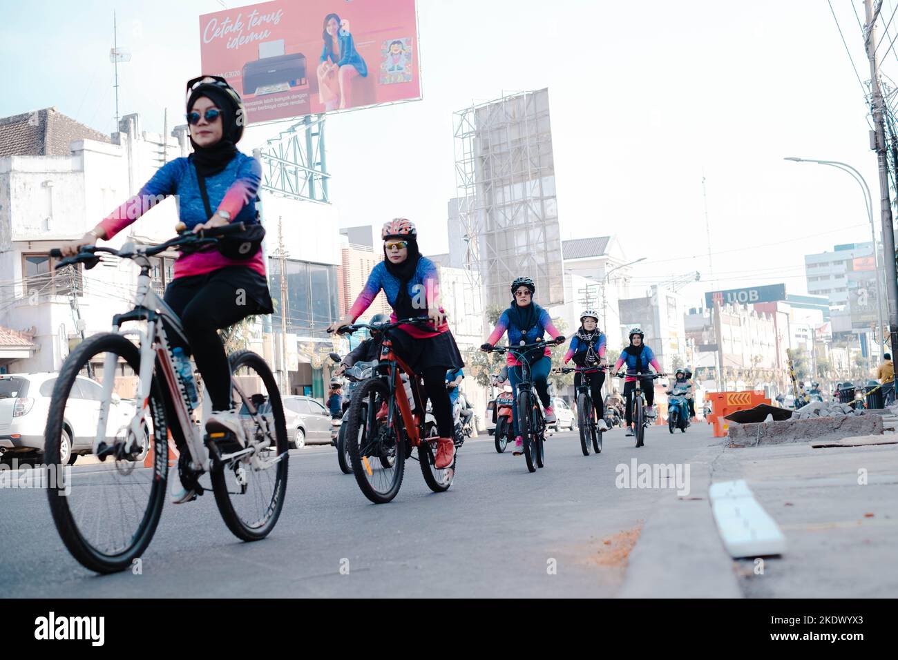 5 Frauen, die Hijab und Fahrradanzug tragen, fahren in der Stadt Malang, Indonesien Stockfoto