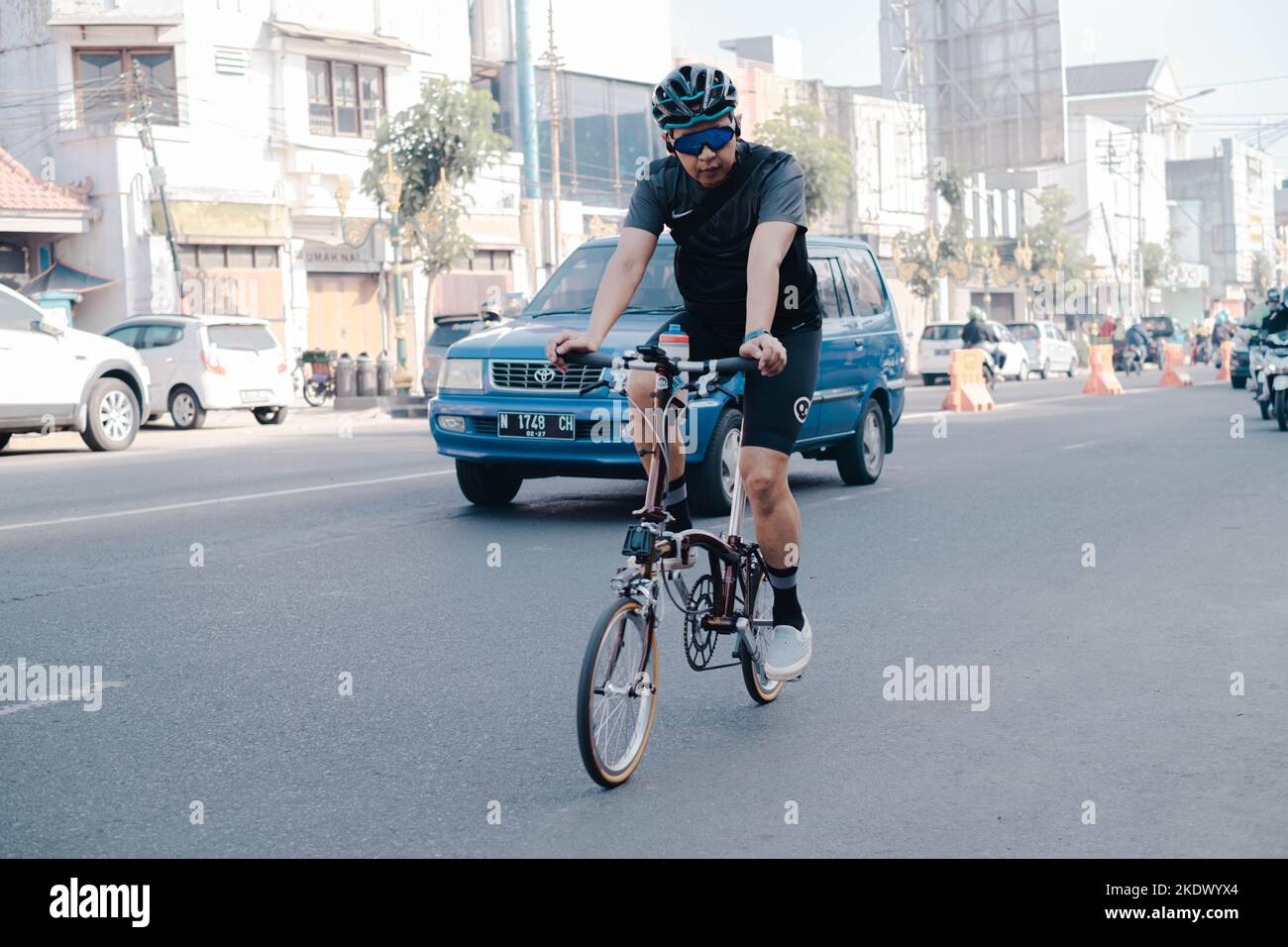 Ein erwachsener Mann radelt in der indonesischen Stadt Malang Stockfoto