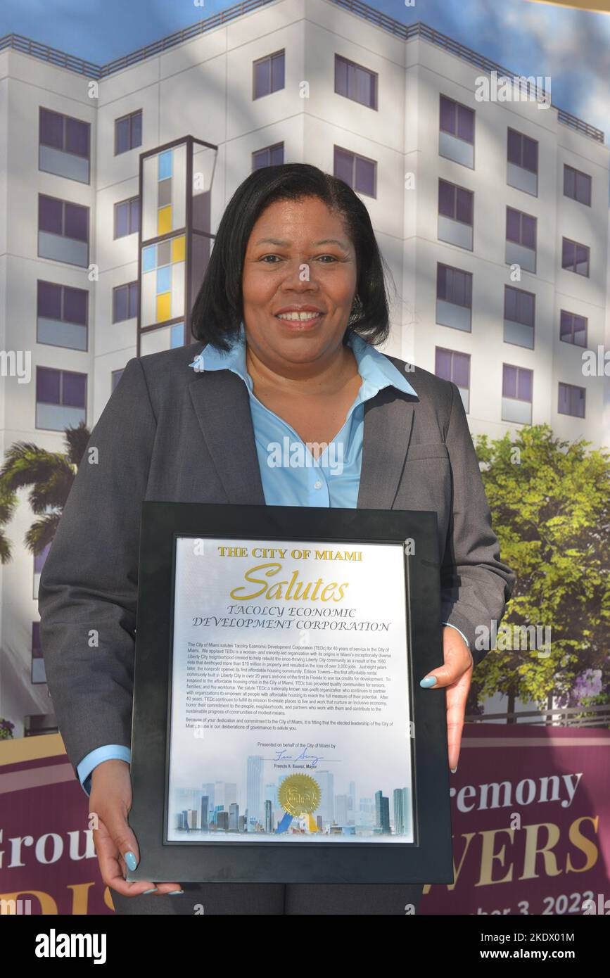 MIAMI, FLORIDA – 03. NOVEMBER: Carol Gardner, Präsidentin von TEDc, stellt sich mit einer Grußbotschaft vor, die Francis Suarez, Bürgermeister der Stadt Miami, während der bahnbrechenden und feierlichen Eröffnung von zwei der neuesten erschwinglichen Wohnanlagen von TEDc am 03. November 2022 im Edison Tower in Miami, Florida, überreichte. (Foto von JL/Sipa USA) Quelle: SIPA USA/Alamy Live News Stockfoto