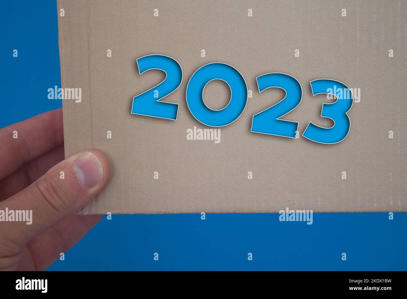 Die Zahl 2023 mit Karton. Braun gefaltete Kartons. Stockfoto