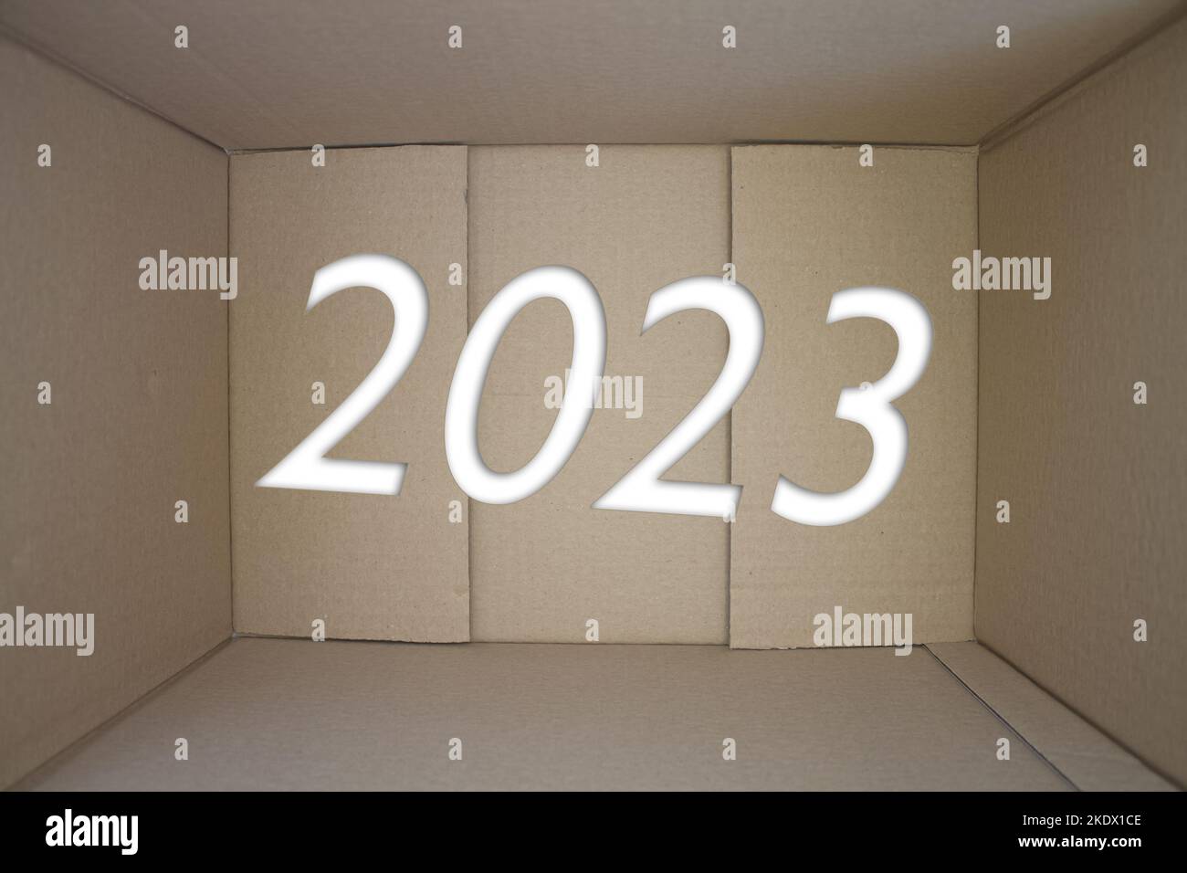 Die Zahl 2023 mit Karton. Braun gefaltete Kartons. Stockfoto