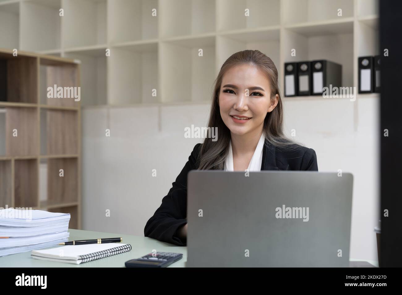 Portrait Business asiatische Frau auf Kamera suchen, während mit Laptop-Computer. Stockfoto