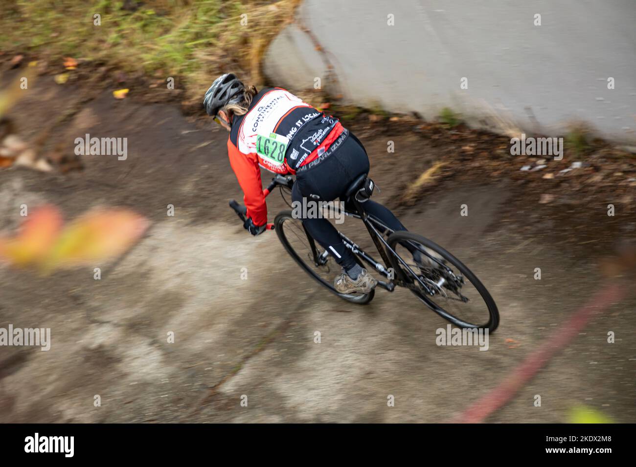WA22738-00...WASHINGTON - der Cyclocross-Fahrer Tom Kirkendall fährt auf nassem, rutschigem Untergrund beim Rennen im Magnuson Park in Seattle. Stockfoto
