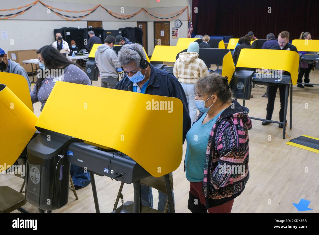 Los Angeles, Kalifornien, USA. 8.. November 2022. Am Dienstag, den 8. November 2022 in Los Angeles, haben die Menschen ihre Stimme bei einer Wahlstation abgeworfen. (Bild: © Ringo Chiu/ZUMA Press Wire) Bild: ZUMA Press, Inc./Alamy Live News Stockfoto