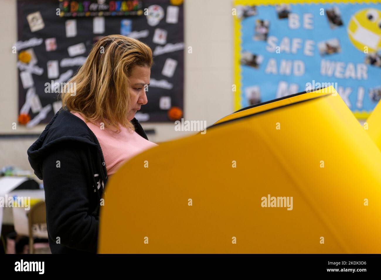 Los Angeles, Kalifornien, USA. 8.. November 2022. Am Dienstag, den 8. November 2022 in Los Angeles, gibt eine Frau ihre Stimme in einer Wahlstation ab. (Bild: © Ringo Chiu/ZUMA Press Wire) Bild: ZUMA Press, Inc./Alamy Live News Stockfoto