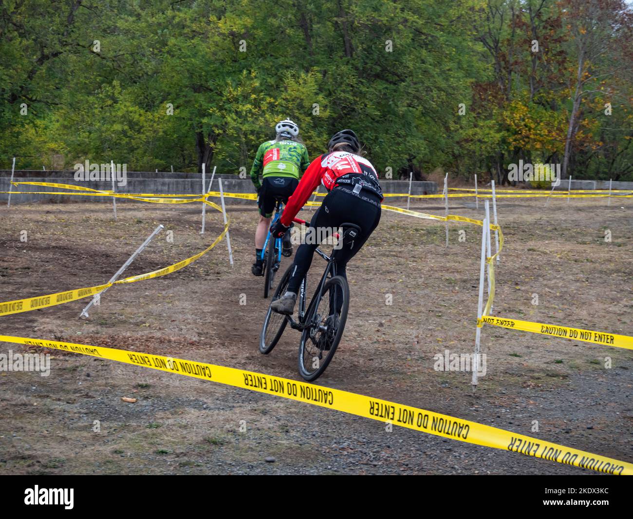 WA22754-00...WASHINGTON - zwei Fahrer, die während eines Cross Revolution Cyclocross-Rennens im Fort Steilacoom Park um Position wetteifern. Stockfoto