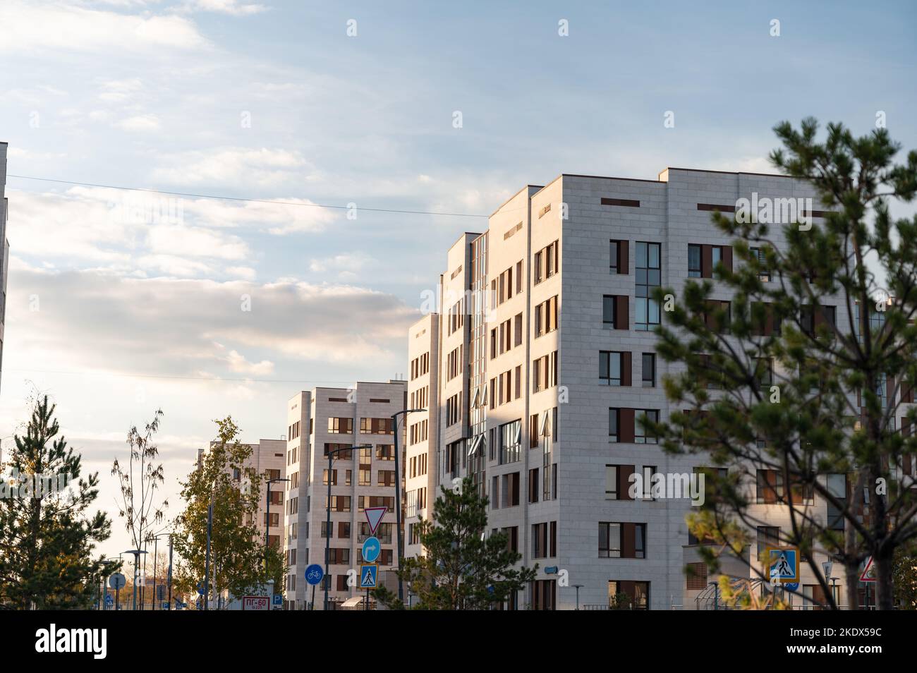 Stadtbild eines Wohngebietes mit modernen Wohnhäusern Stockfoto