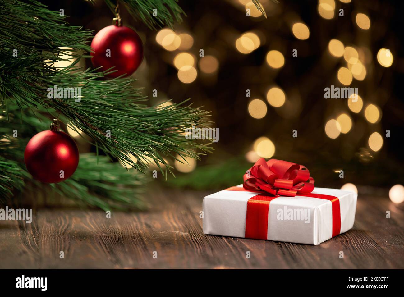 Box mit Geschenken auf einem festlichen Weihnachtshintergrund. Stockfoto