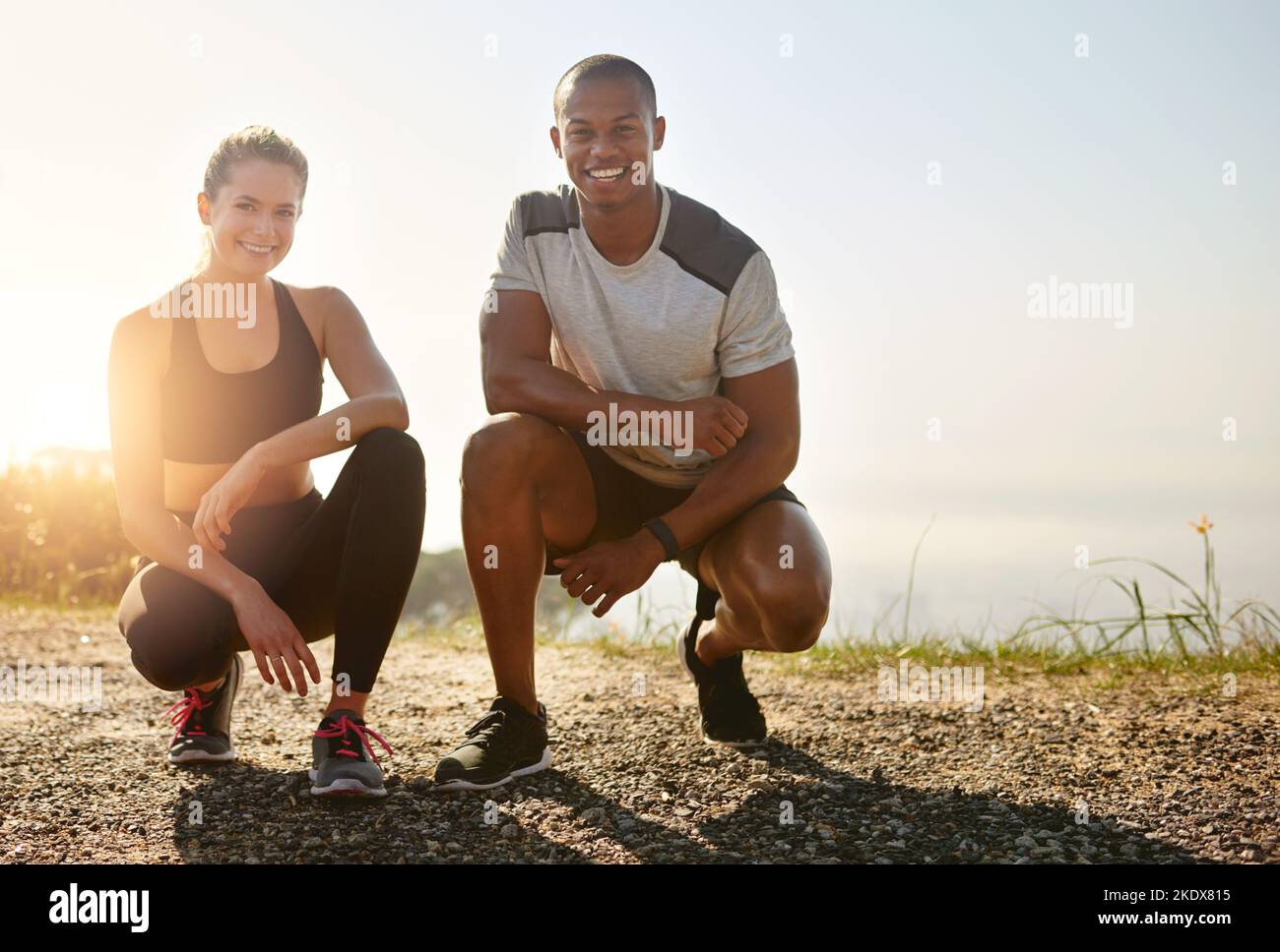 Wir machen uns gegenseitig für unsere Fitnessziele verantwortlich. Ein fittiges junges Paar, das draußen gemeinsam trainiert. Stockfoto