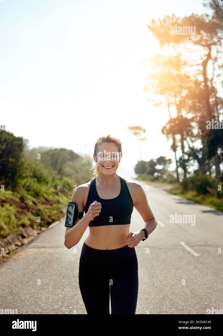 Motiviert bleiben, in Bewegung bleiben. Eine fit junge Frau, die draußen laufen will. Stockfoto