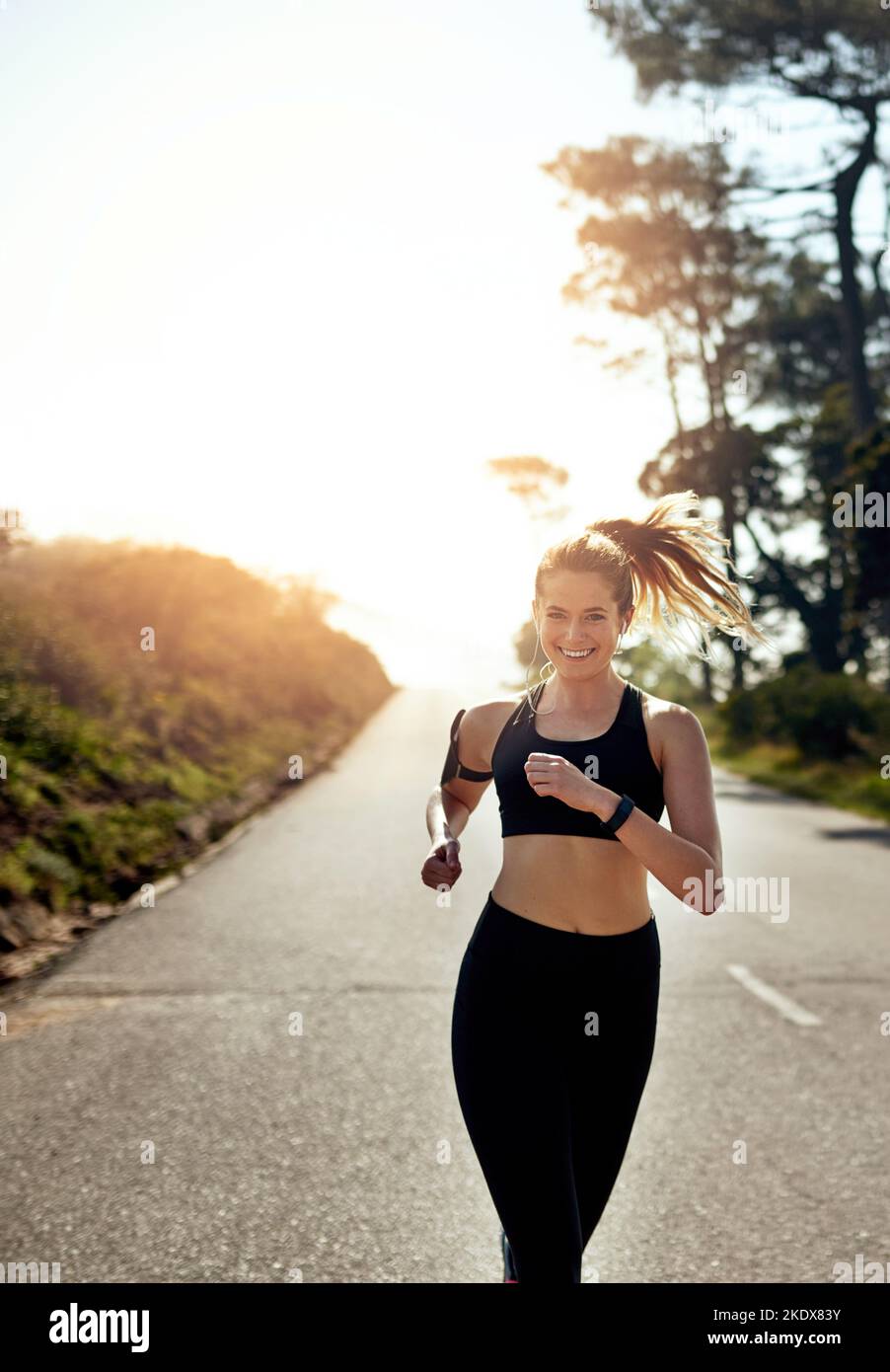 Mach dich fit und Lauf auf den Boden. Eine fdamals junge Frau, die draußen laufen will. Stockfoto