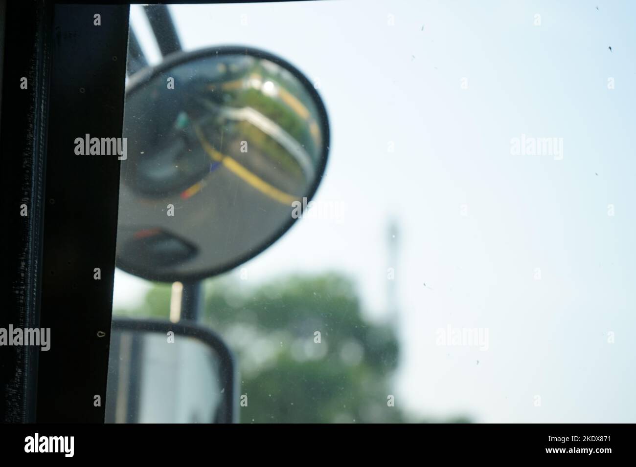 Blick auf die Straße von der Glasecke eines Stadtbusses, wenn ich zur Arbeit gehe Stockfoto
