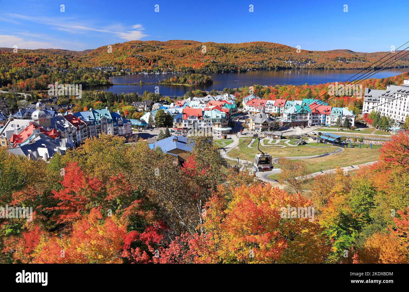 See und Mont Tremblant Resort im Herbst mit Seilbahn im Vordergrund, Kanada Stockfoto