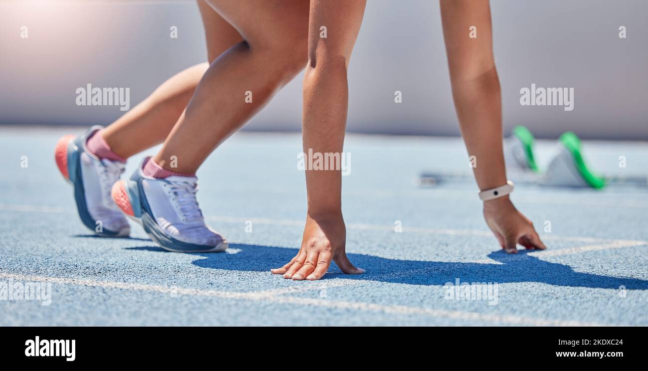 Start, Strecke Rennen und Beine der Läuferin, Frau oder Sportlerin, die für das Fitness-Laufen, Sprinttraining oder Marathon-Training bereit sind. Motivation, Bewegung und Sport Stockfoto