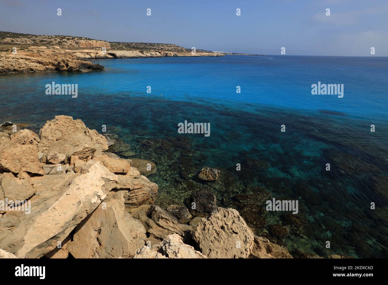 24. Mai 2022, Larnaca, Zypern: Tiefblaues Mittelmeer im Cape Greco National Forest Park am südlichen Ende der Bucht von Famagusta und gehört zur Gemeinde Ayia Napa. Die Republik Zypern steht an einem historischen und kulturellen Scheideweg zwischen Europa und Asien. Seine Hauptstädte - die Hauptstadt von Nikosia, Limassol, Famagusta und Paphos haben die Einflüsse von Generationen von Eroberern, Pilgern und Reisenden absorbiert und haben eine Atmosphäre, die sowohl kosmopolitisch als auch provinziell ist. Heute ist Zypern ein beliebtes Touristenziel für Besucher aus Europa, das von Hochzeitsreisenden bevorzugt wird (Bild: © Ruárid Stockfoto