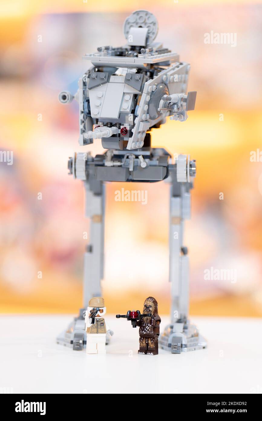 LEGO Star Wars Hoth AT-ST auf der Fora - Spitalfields in London während der Enthüllung der jährlichen DreamToys-Liste, die von einem unabhängigen Panel von Einzelhändlern zusammengestellt wurde und die besten Weihnachtsspielzeuge für das Jahr prognostiziert. Bilddatum: Dienstag, 8. November 2022. Stockfoto