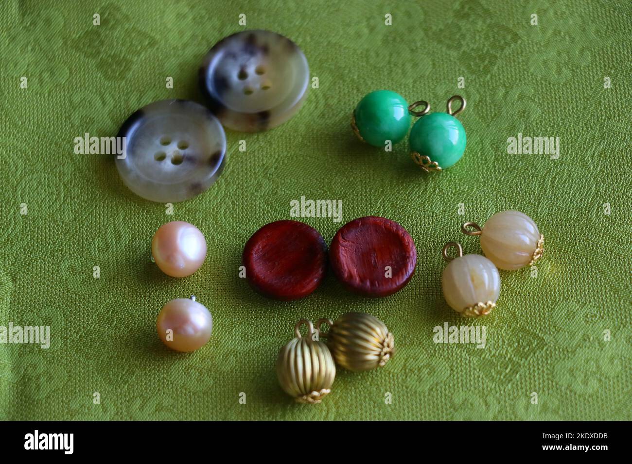 Chinesischer Knopf im Seidenhintergrund Stockfoto