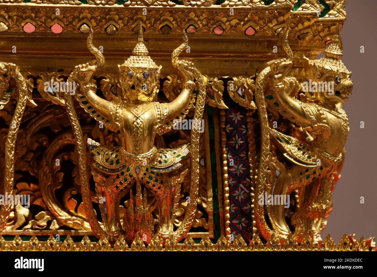 thai Stil filigrane Kunst durch Schnitzerei thai Gottheit Stockfoto