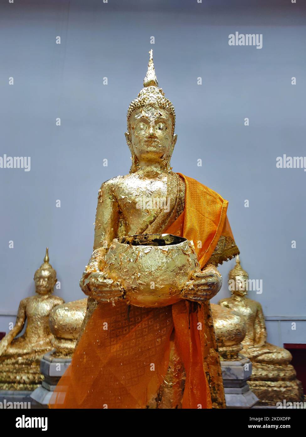 Buddha steht mit einer Almosenschale in der Provinz Samut Songkhram Stockfoto