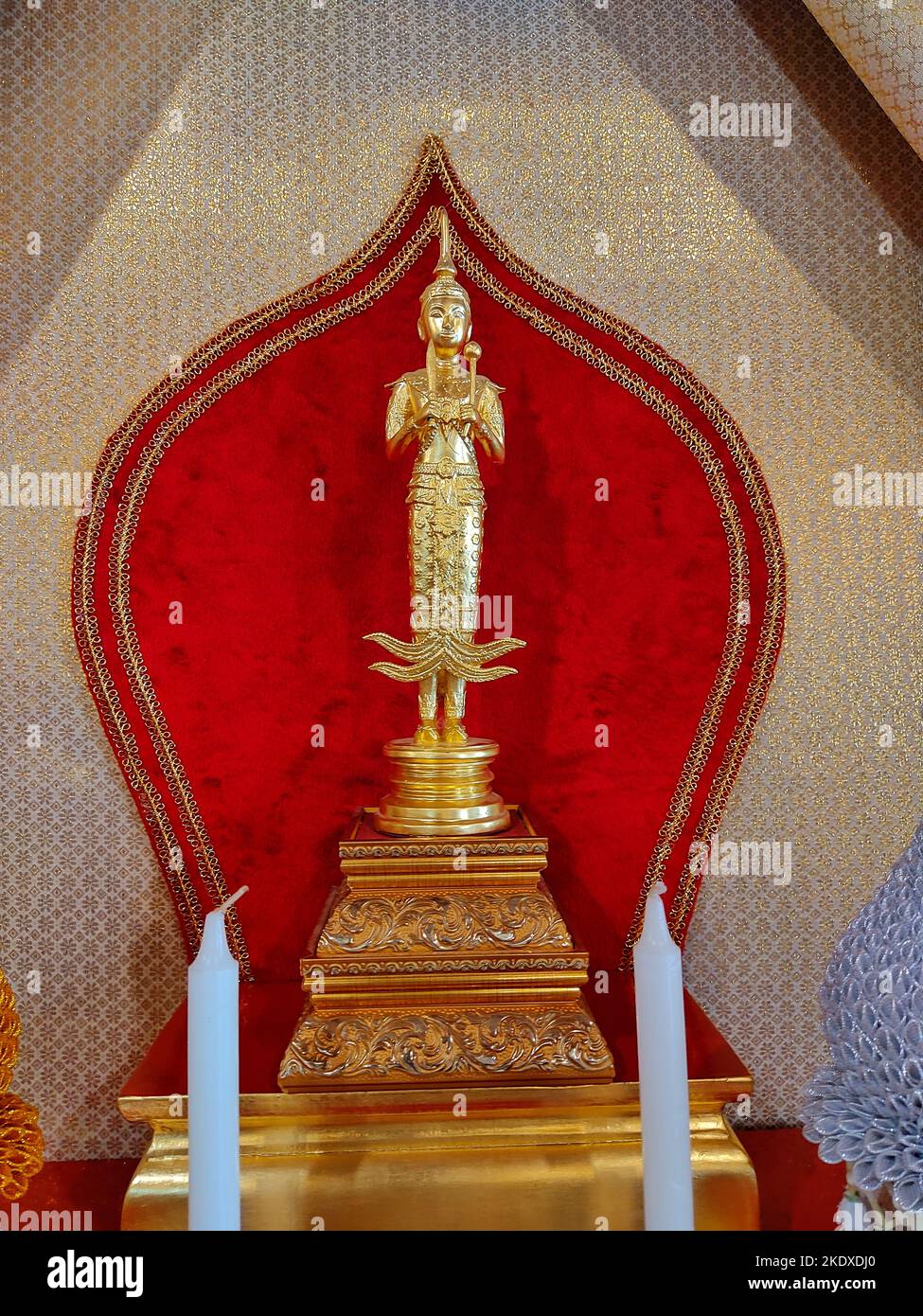 Thai gott des Schatzes nennen Phra-Klang in thailändischer Sprache. Die hand des gottes hat kurze Doppelkanten Wort in rechts, Lotus in links. Stockfoto