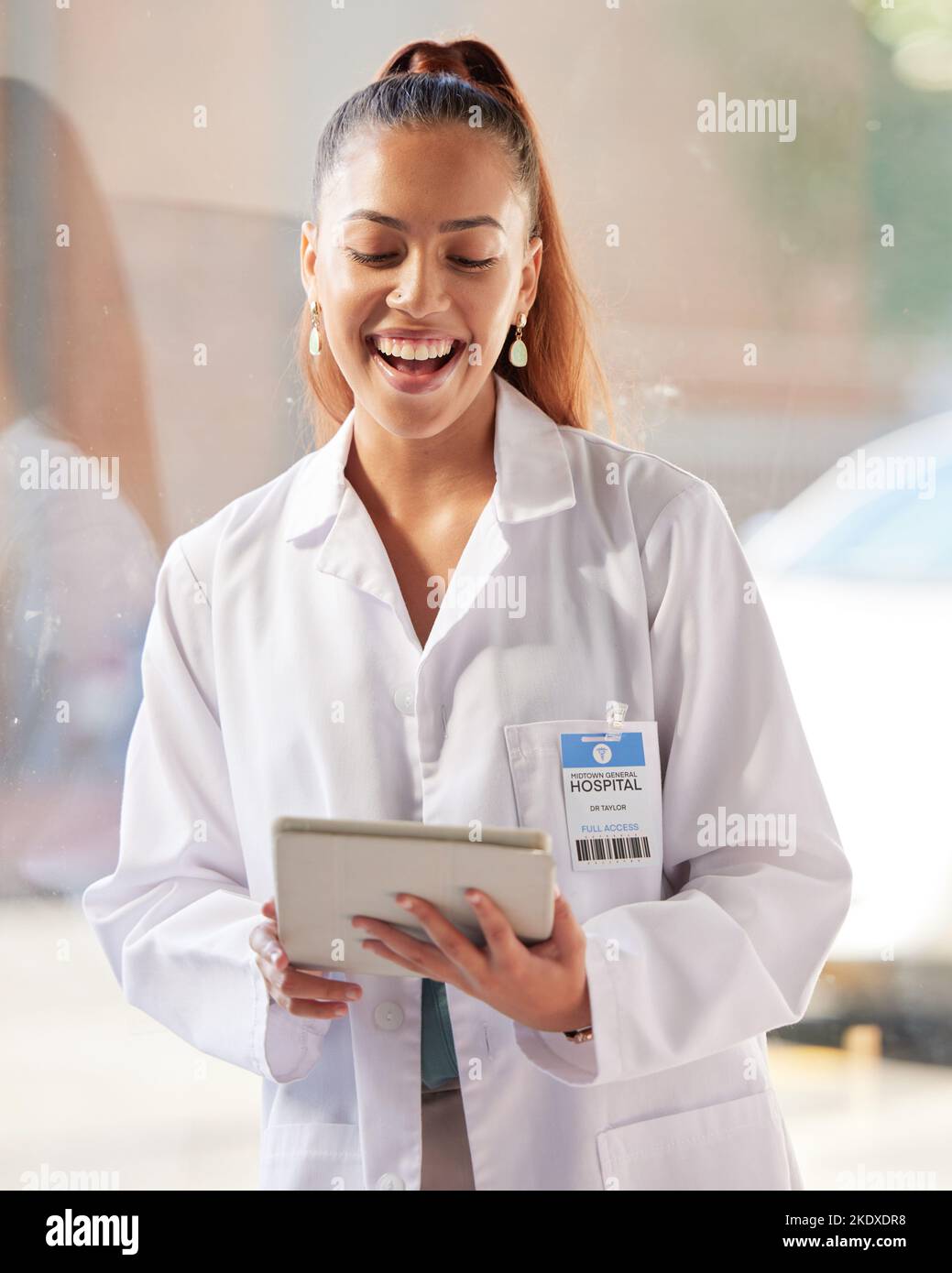 Arzt, Gesundheit und Krankenhaus, Frau mit Tablet für digitale medizinische Informationen, Technologie und Medizin. Glücklich für das Gesundheitswesen, die Fachkraft und die Klinik Stockfoto