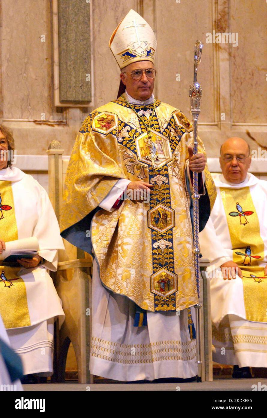 File Photo vom 22/02/02 des Hochwürdigsten Mario Joseph Conti bei der Messe anlässlich seiner Installation als Erzbischof von Glasgow. Erzbischof Mario Conti, emeritierter Erzbischof von Glasgow, starb im Alter von 88 Jahren nach einer kurzen Krankheit. Die Erzdiözese Glasgow gab an, dass er am Dienstagabend im Queen Elizabeth University Hospital in Glasgow friedlich starb. Ausgabedatum: Mittwoch, 9. November 2022. Stockfoto