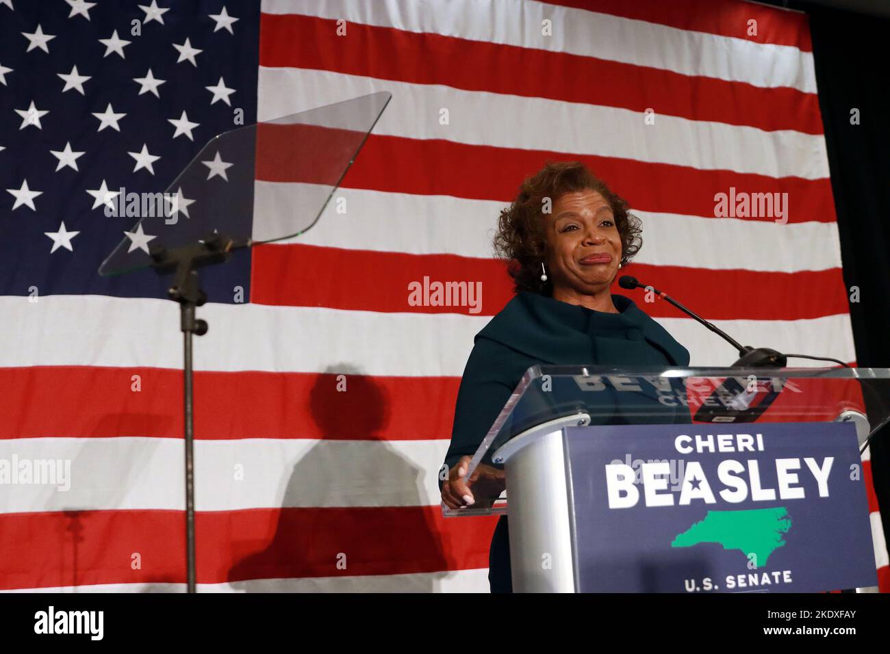 Raleigh, North Carolina, USA. 9.. November 2022. Der Demokrat Cheri Beasley spricht mit Unterstützern, nachdem er dem Republikaner Ted Budd beim Rennen im Senat von North Carolina im Sheraton Raleigh Hotel zugesagt hat. North Carolina spielte eine wichtige Rolle bei dem Ergebnis mit dem Rennen um den erfolgreichen Ruhestand US-Senator Richard Burr, ein Republikaner. (Bild: © Bob Karp/ZUMA Press Wire) Bild: ZUMA Press, Inc./Alamy Live News Stockfoto