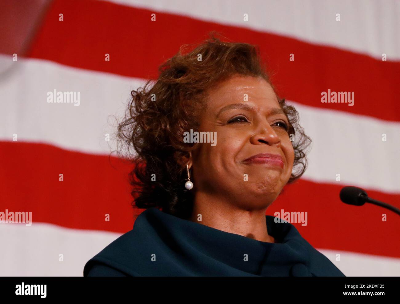 Raleigh, North Carolina, USA. 9.. November 2022. Der Demokrat Cheri Beasley spricht mit Unterstützern, nachdem er dem Republikaner Ted Budd beim Rennen im Senat von North Carolina im Sheraton Raleigh Hotel zugesagt hat. North Carolina spielte eine wichtige Rolle bei dem Ergebnis mit dem Rennen um den erfolgreichen Ruhestand US-Senator Richard Burr, ein Republikaner. (Bild: © Bob Karp/ZUMA Press Wire) Bild: ZUMA Press, Inc./Alamy Live News Stockfoto