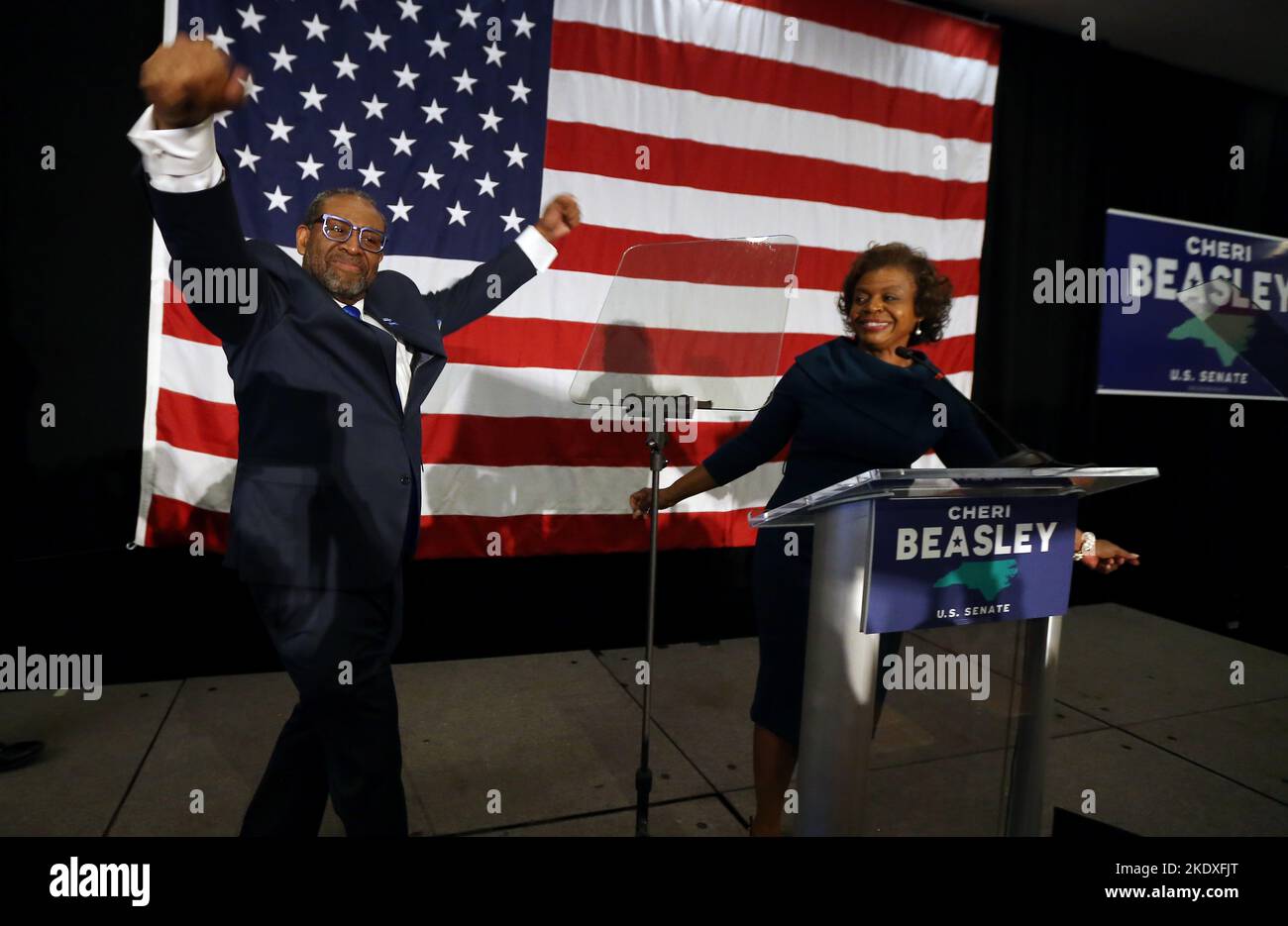 Raleigh, North Carolina, USA. 9.. November 2022. CURTIS OWENS, Ehemann der Demokraten CHERI BEASLEY, kommt zu Jubel, als sie mit Unterstützern spricht, nachdem sie dem Republikaner Ted Budd beim Rennen im Senat von North Carolina im Sheraton Raleigh Hotel zugesagt hat. North Carolina spielte eine wichtige Rolle bei dem Ergebnis mit dem Rennen um den erfolgreichen Ruhestand US-Senator Richard Burr, ein Republikaner. (Bild: © Bob Karp/ZUMA Press Wire) Bild: ZUMA Press, Inc./Alamy Live News Stockfoto