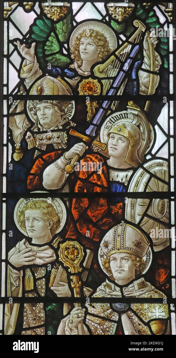 Buntglasfenster von Percy Bacon mit Einer Heiligenstatue, St. Peter's Church, Caversham, Berkshire Stockfoto