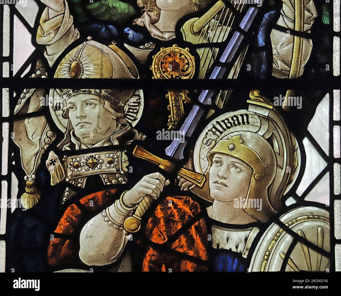 Buntglasfenster von Percy Bacon mit den Heiligen Tschad und Alban, St. Peter's Church, Caversham, Berkshire Stockfoto