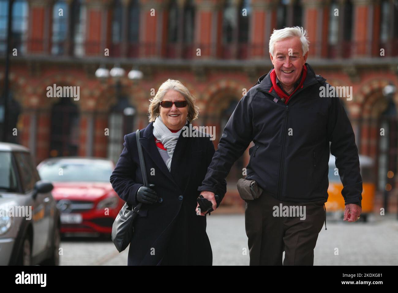 Ein glückliches Paar, das in London spazieren ging Stockfoto