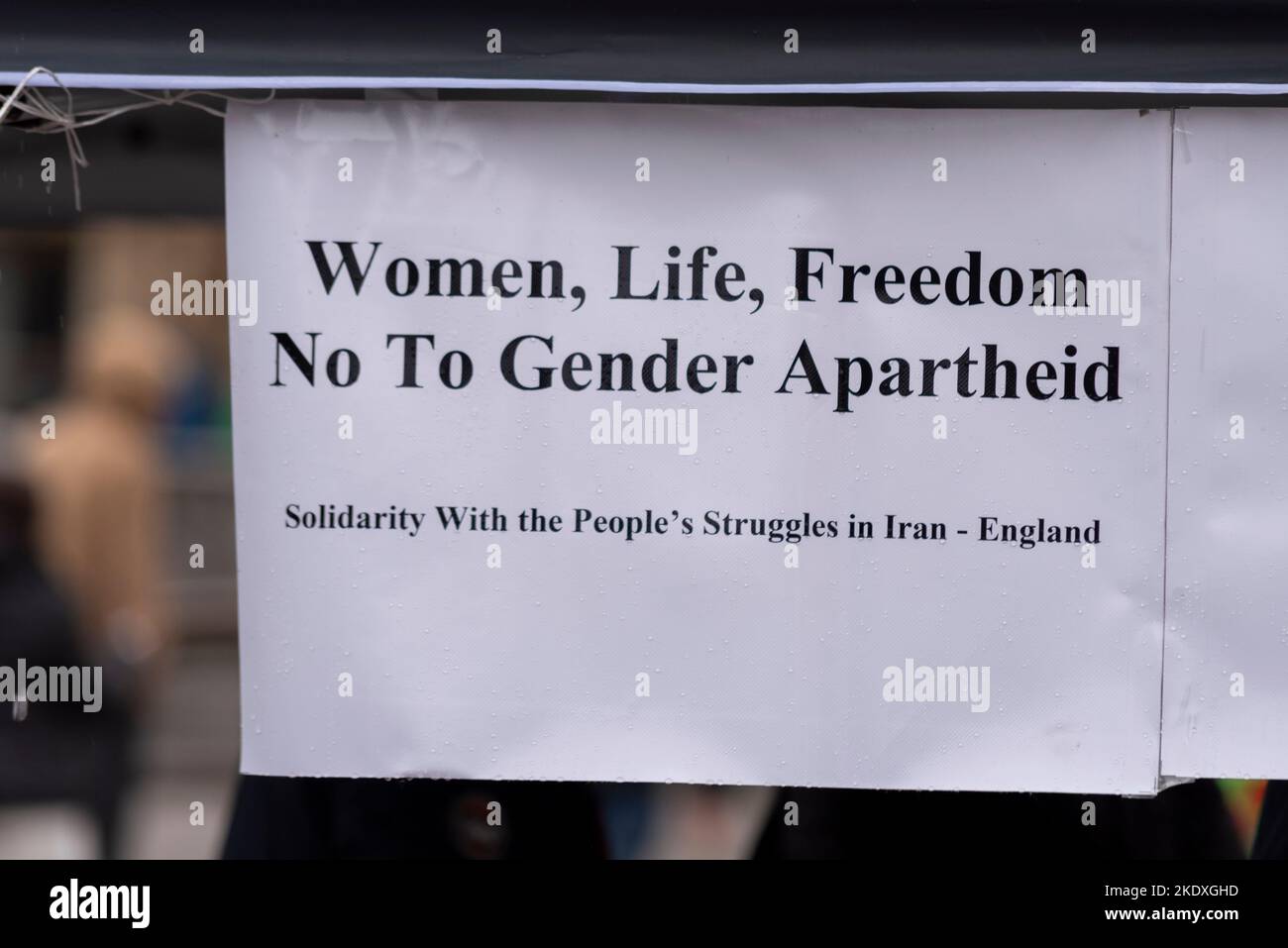 Protestbotschaft gegen das iranische Regime. Frauen, Leben, Freiheit, Nein zur Geschlechterapartheid. Solidarität mit den Kämpfen der Menschen im Iran - England Stockfoto