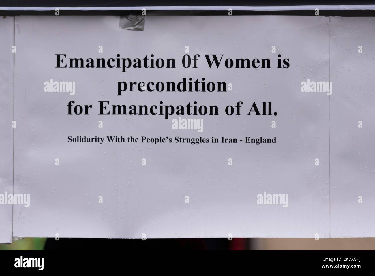 Protestbotschaft gegen das iranische Regime. Die Emanzipation der Frauen ist Voraussetzung für die Emanzipation aller. Solidarität mit den Kämpfen der Menschen im Iran Stockfoto
