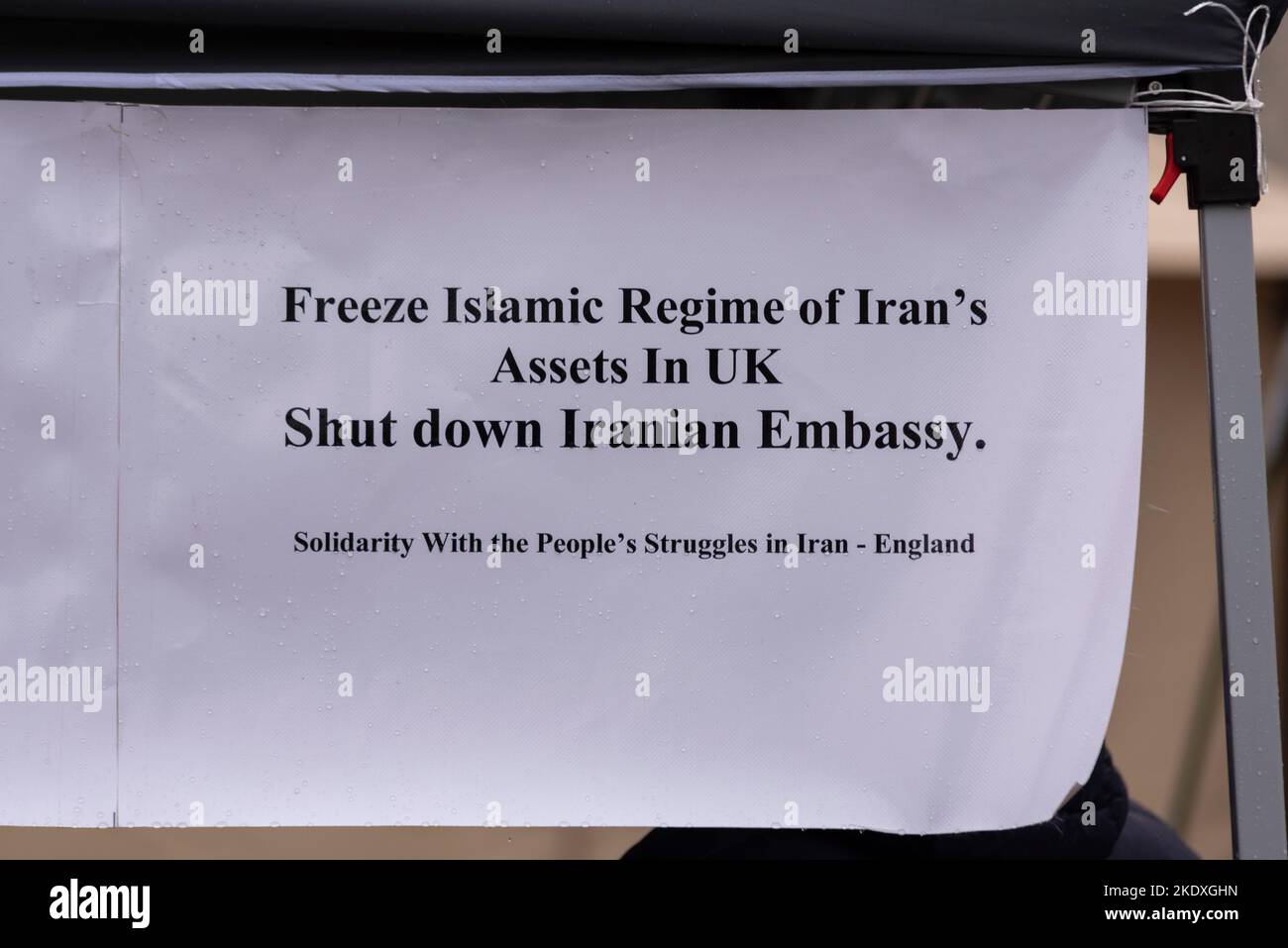 Protestbotschaft gegen das iranische Regime. Einfrieren des islamischen Regimes von iranischen Vermögenswerten in Großbritannien. Die iranische Botschaft wird geschlossen. Solidarität mit den Kämpfen der Menschen Stockfoto