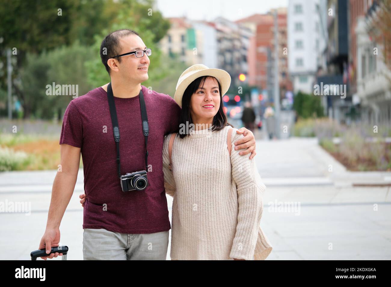 Multirassische Touristen, die die Stadt gemeinsam erkunden. Stockfoto
