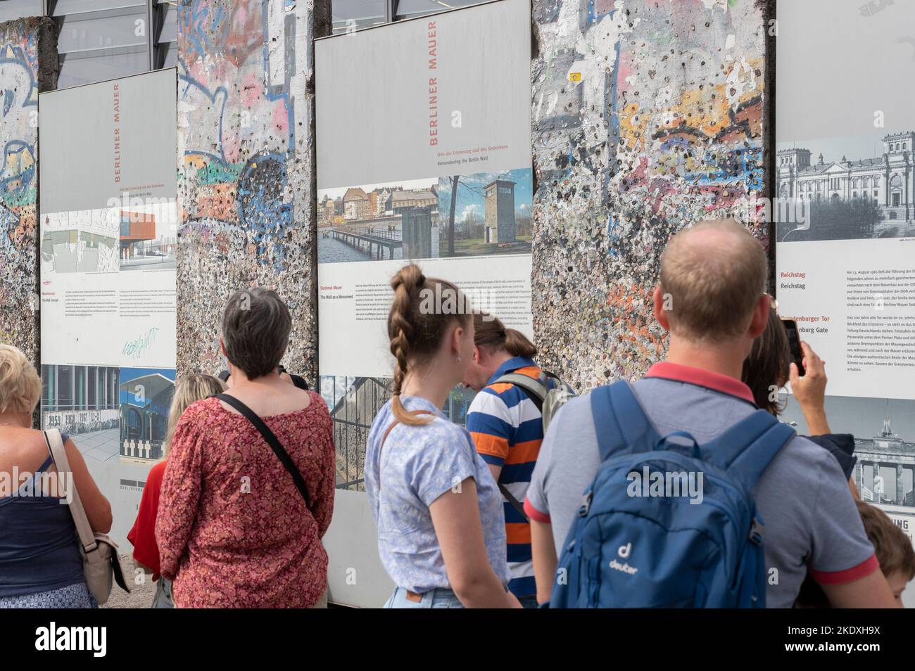 Berlin, Deutschland. 22. August 2022. Einige Reste der Berliner Mauer werden von Touristen besucht Stockfoto