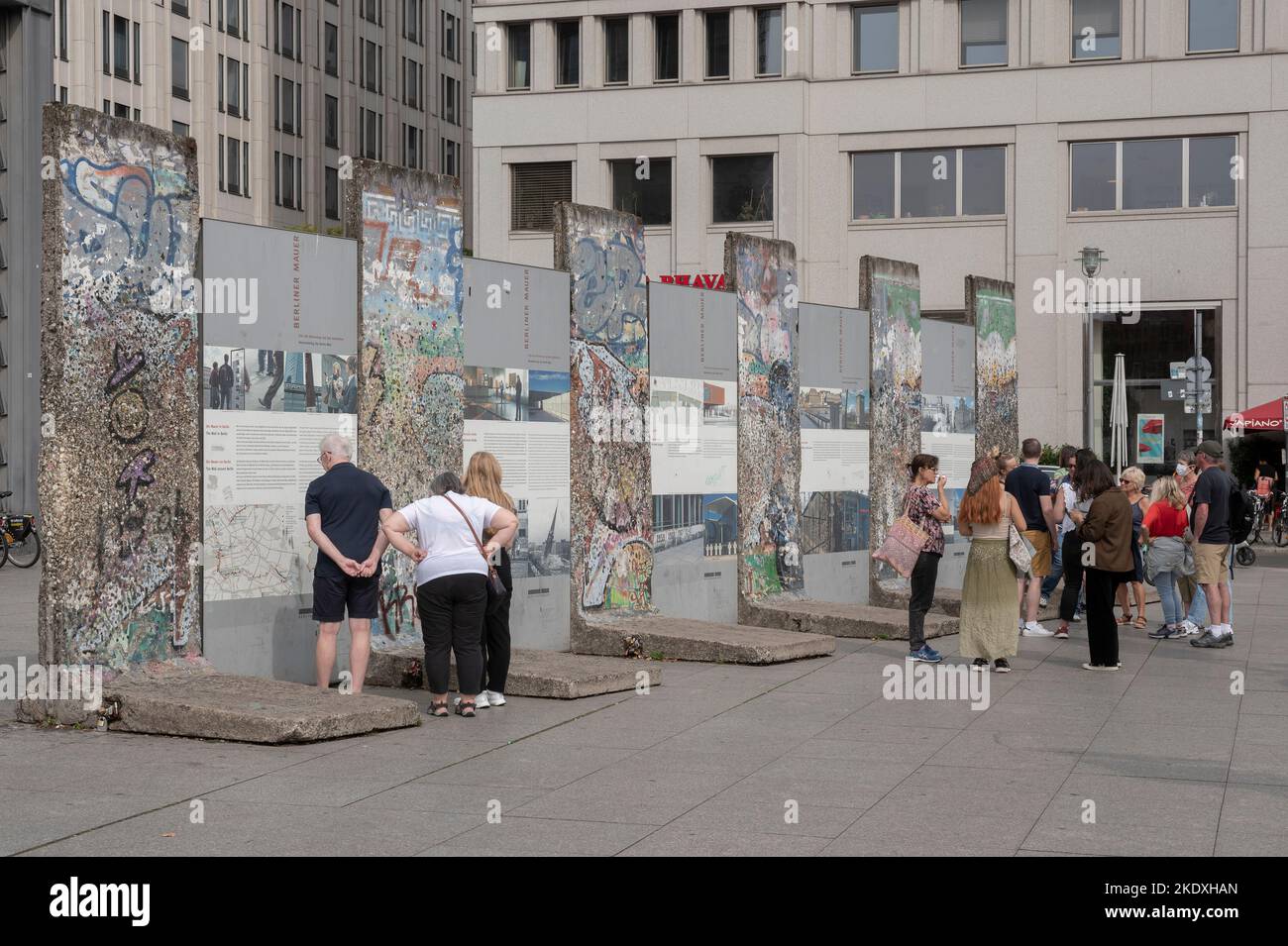 Berlin, Deutschland. 22. August 2022. Einige Reste der Berliner Mauer werden von Touristen besucht Stockfoto