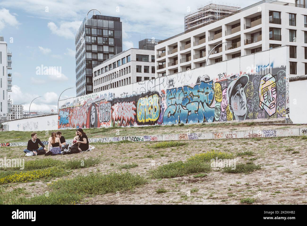 Berlin, Deutschland. 22. August 2022. Einige Reste der Berliner Mauer werden von Touristen besucht Stockfoto