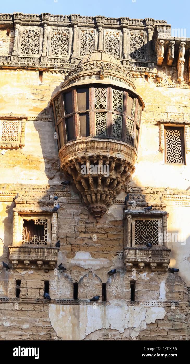 Architektur des alten Gebäudes vor Prag Mahal, Bhuj, Gujarat, Indien. Stockfoto