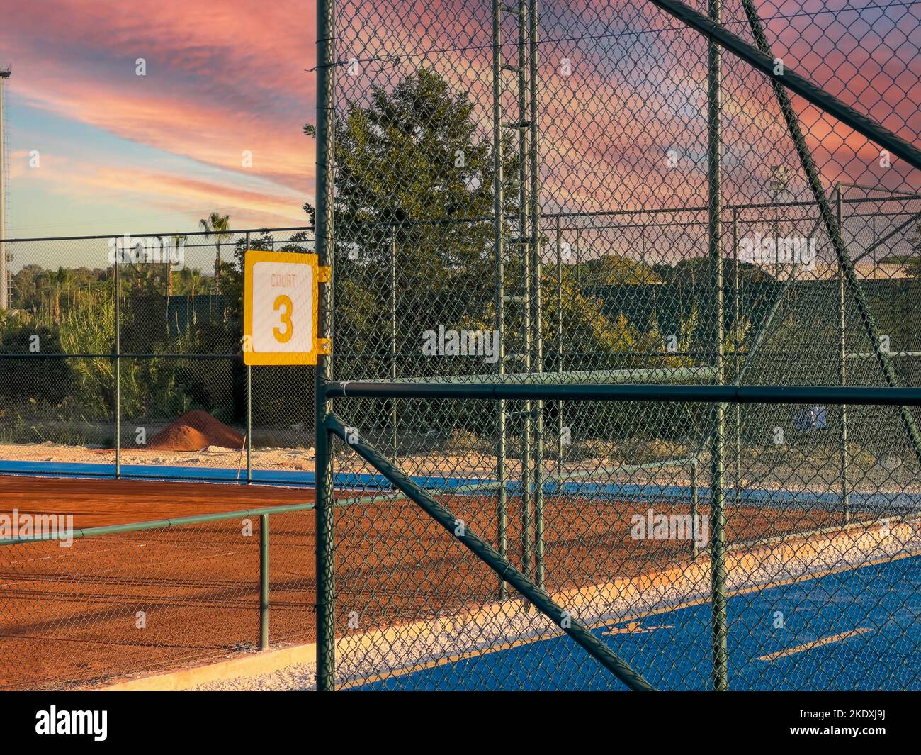 Schild mit der Nummer 3 des Tennisplatzes an einem sonnigen Tag Stockfoto